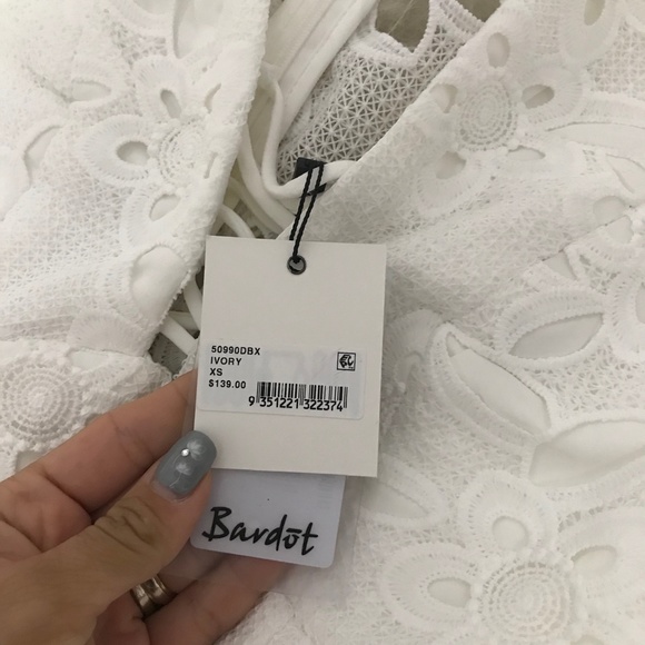 BARDOT Lace Bell Sleeve V Neck Sheath Formal Dress - Picture 7 of 8